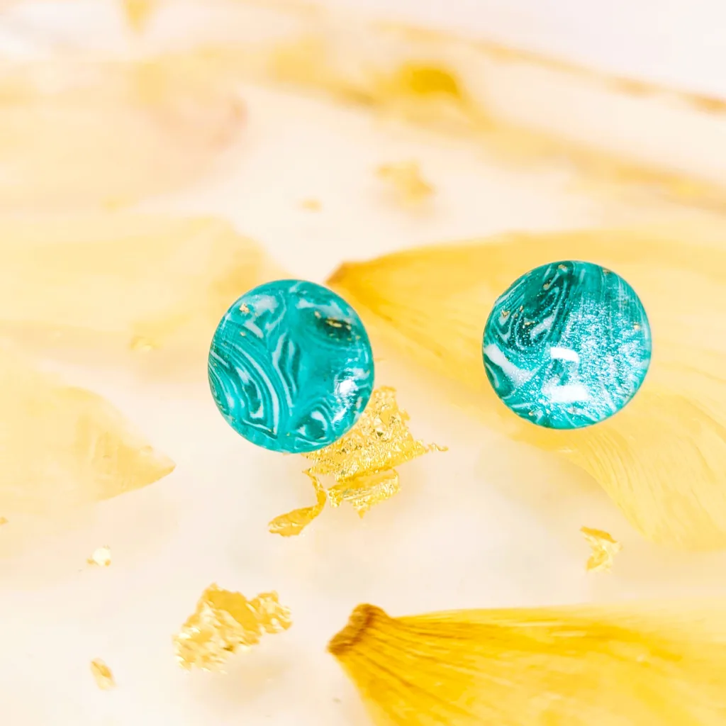 boucles d'oreilles polymère résine puces marbrées turquoise et feuille d'or