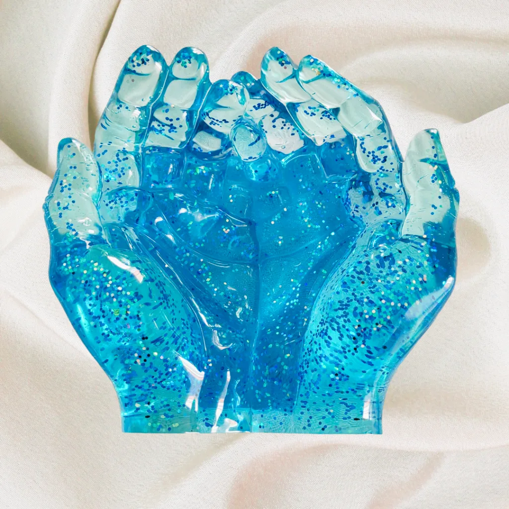 Sculpture décorative en résine époxy transparente bleue avec paillettes, moulée en forme de mains