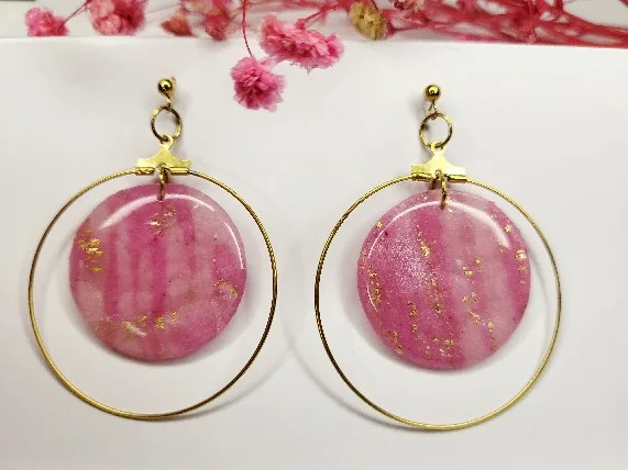 Boucles d'oreilles artisanales en résine rose marbrée avec éclats dorés, cercles maxi en acier inoxydable, créations Eclats-Résine.