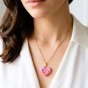 Collier fait main avec pendentif cœur en pâte polymère marbrée rose et blanc, initiale A dorée et feuilles d'or, finition résine brillante.