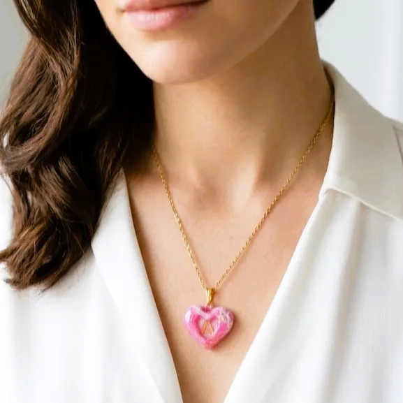 Collier fait main avec pendentif cœur en pâte polymère marbrée rose et blanc, initiale A dorée et feuilles d'or, finition résine brillante.