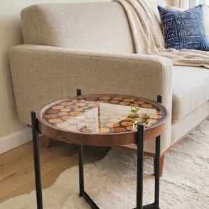 Table basse d'appoint artisanale en résine époxy et rondins de bois avec pieds en métal noir