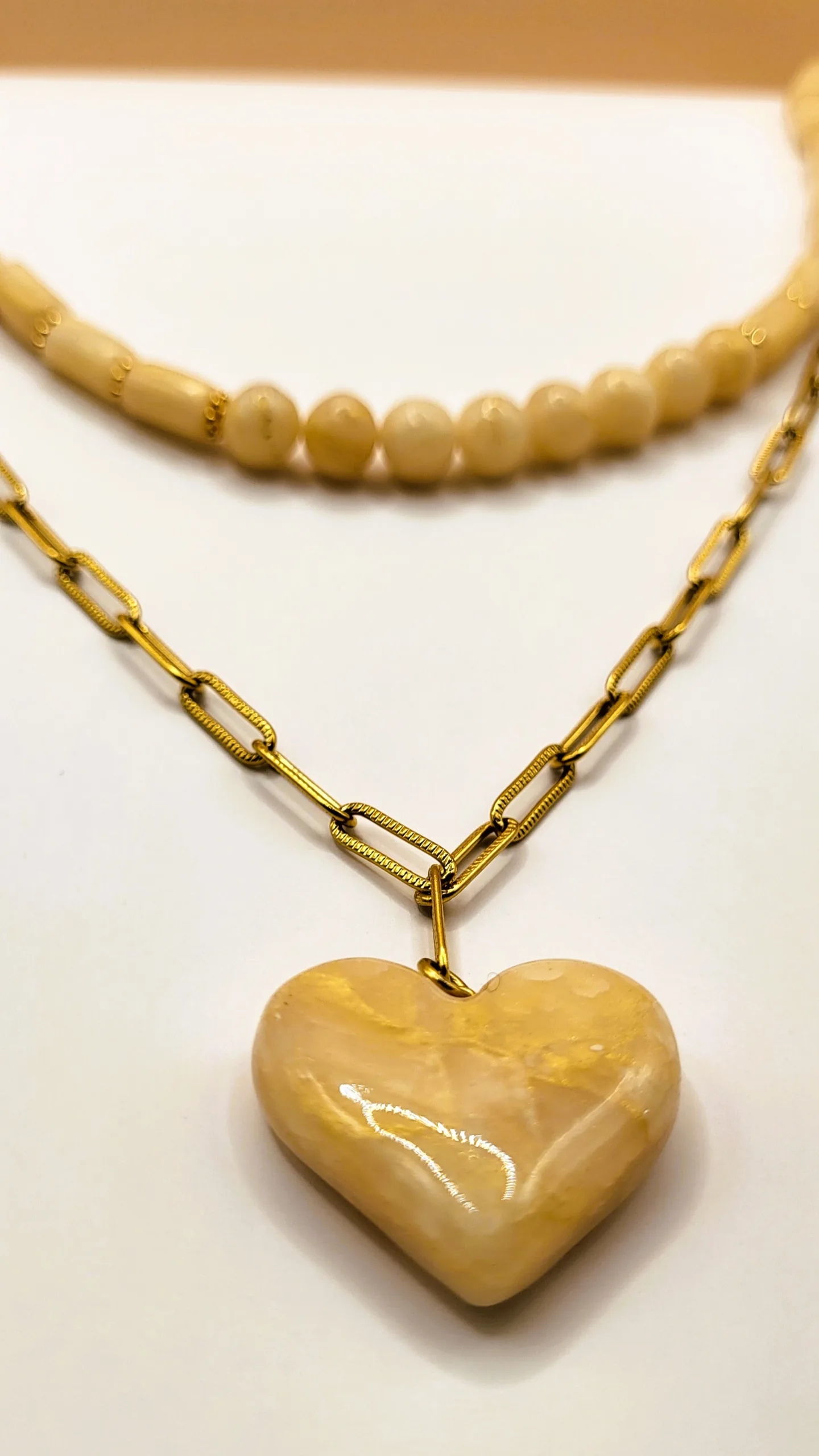 Collier cœur artisanal en pâte polymère marbrée monté sur chaîne dorée en acier inoxydable