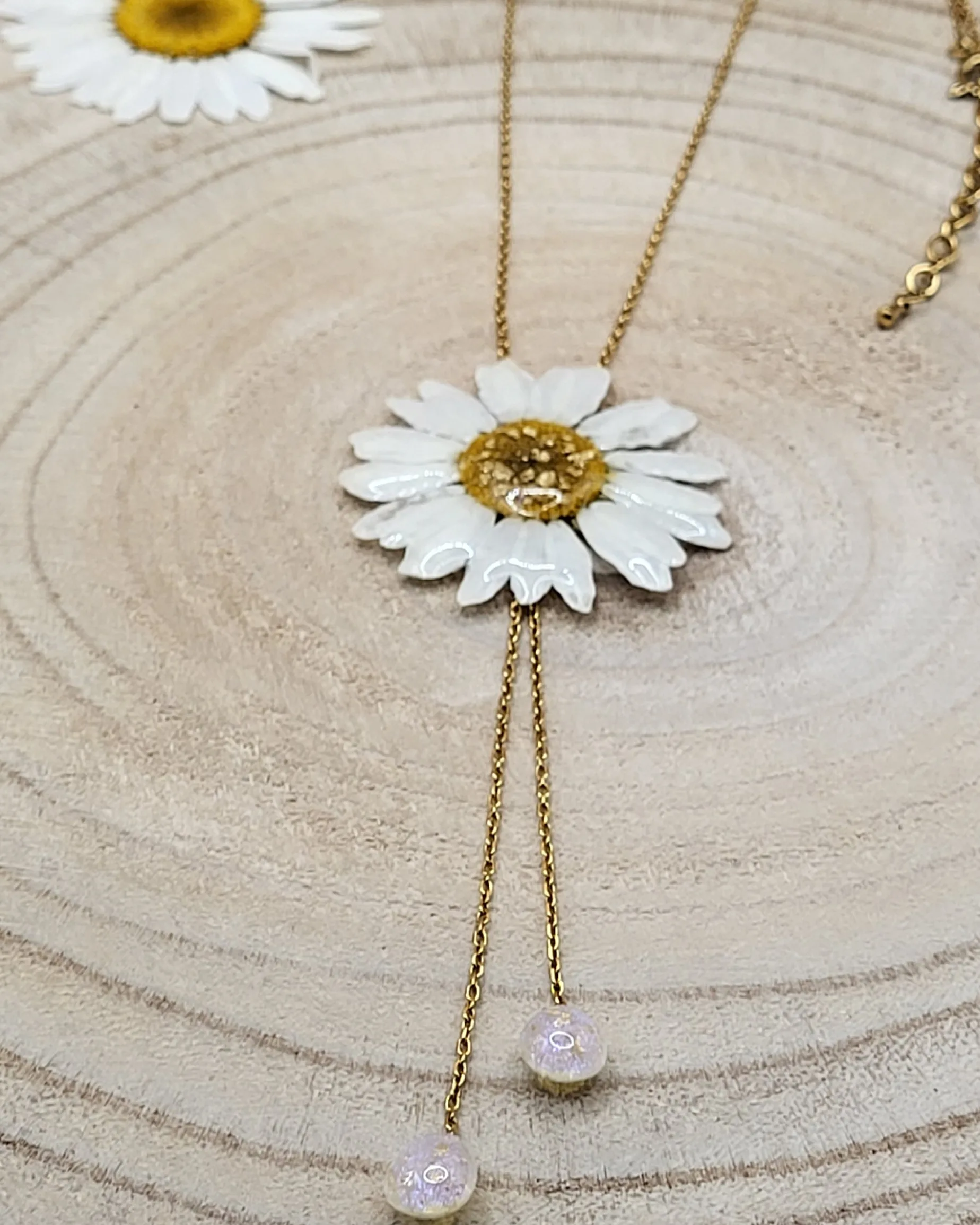 collier-marguerite-resine-bois.jpg